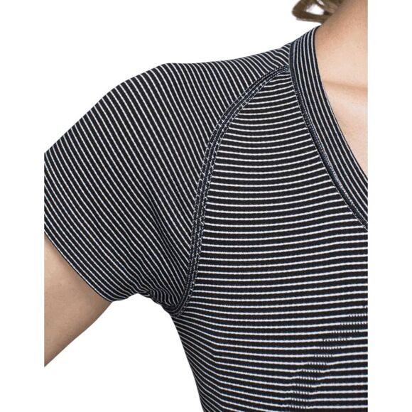 LULULEMON ATHLETICA Swiftly Tech Short Sleeve Size 4 - Picture 3 of 5